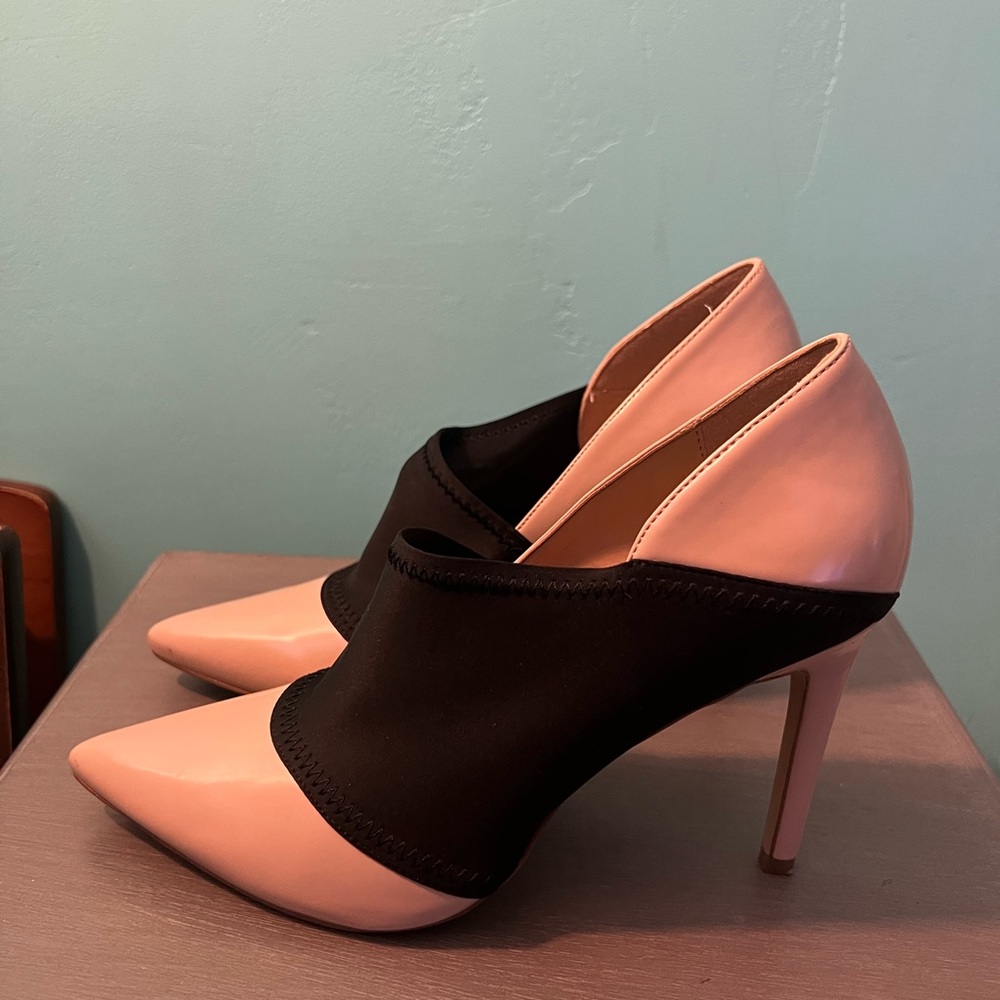 BCBG 9.5 pump !! Different but really cute with the right outfit